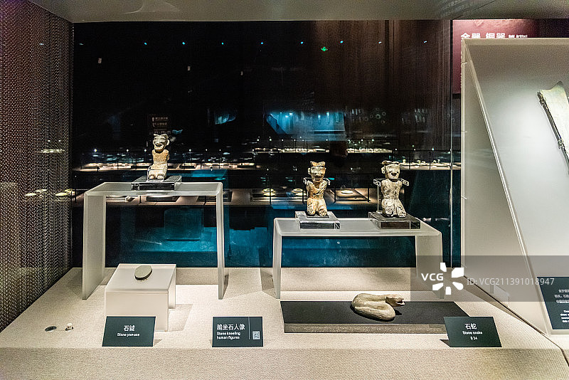 中国四川成都金沙遗址的跪坐石人像图片素材