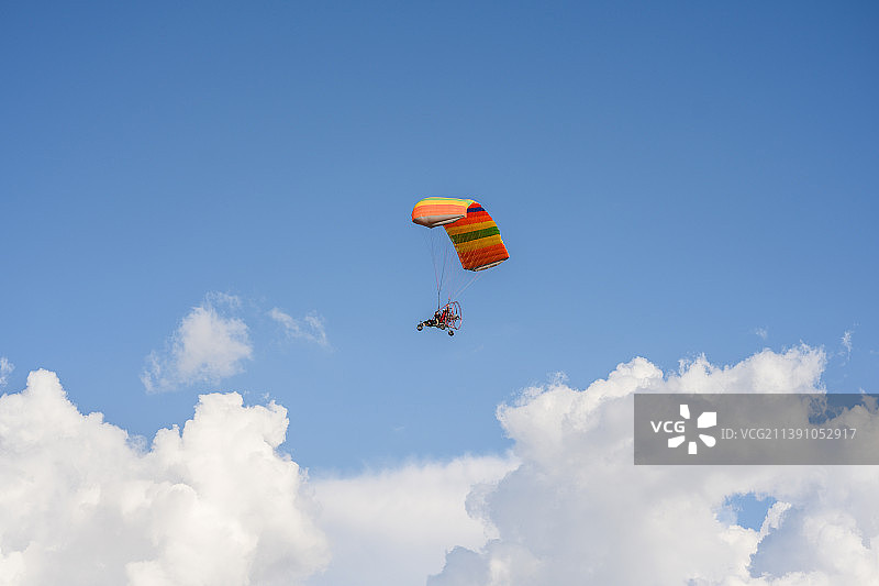 空中滑翔伞图片素材