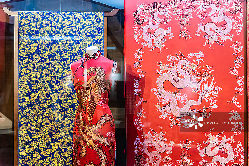 中国蜀锦博物馆的龙凤纹蜀锦旗袍面料图片素材