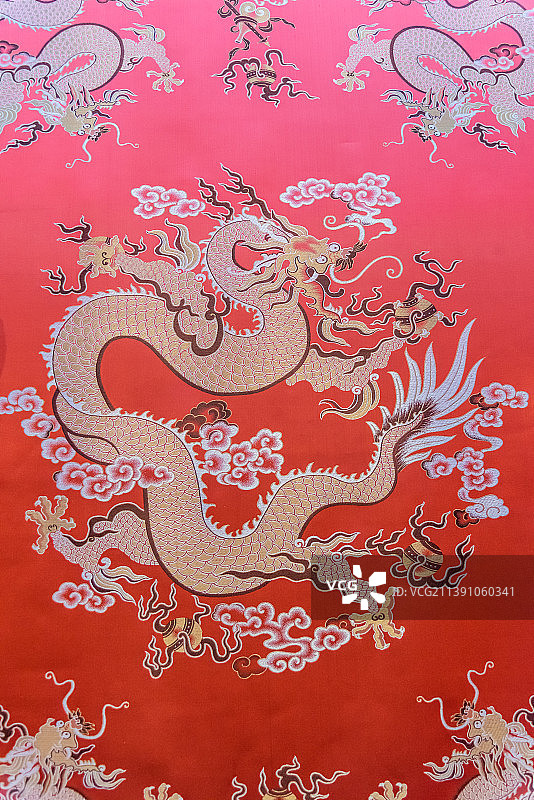 中国蜀锦博物馆的龙凤纹蜀锦旗袍面料图片素材