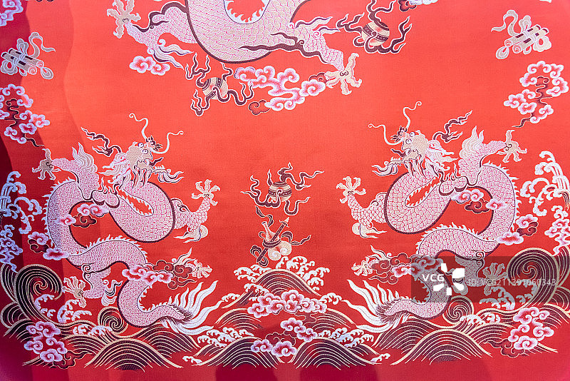 中国蜀锦博物馆的龙凤纹蜀锦旗袍面料图片素材