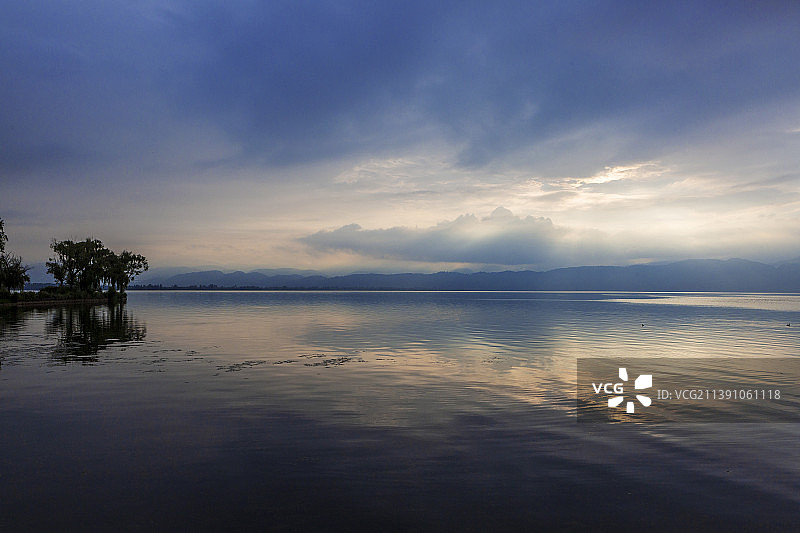 西昌邛海晨曦（四川谅山）图片素材