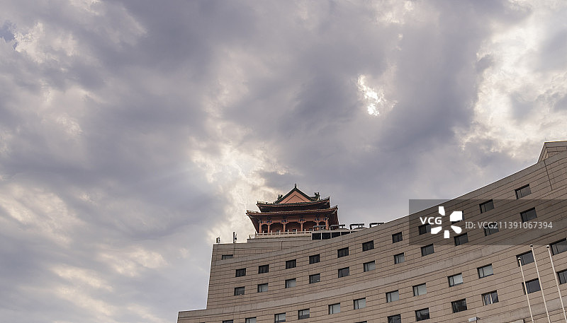 蓝天白云下的阁楼图片素材