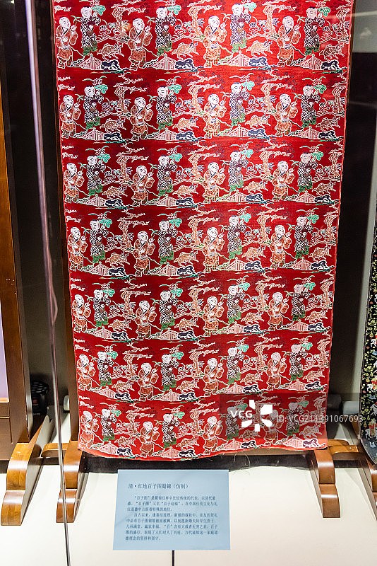 清代红地百子图蜀锦图片素材