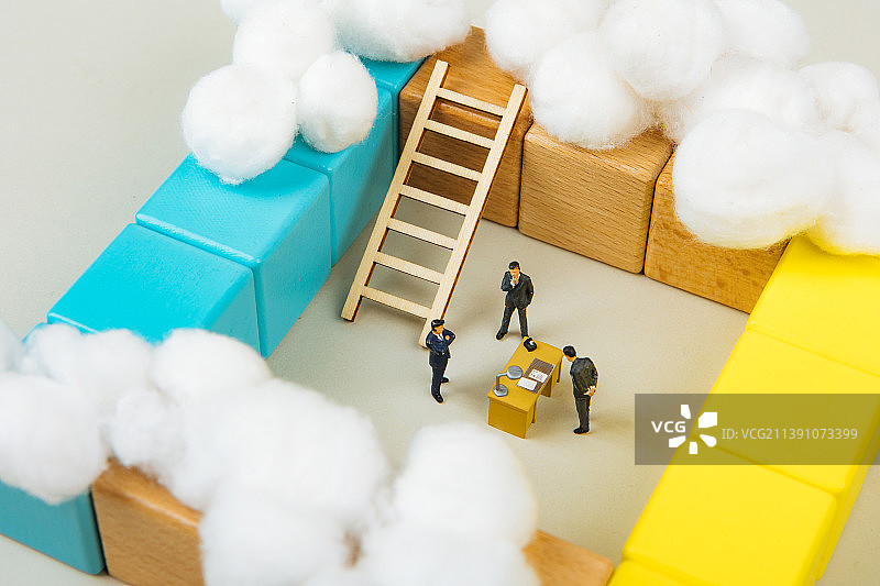 创意微缩景观职场人士在墙内环绕工位图片素材