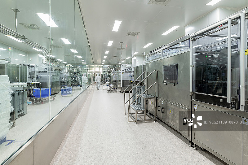 无尘车间生产线的技术人员图片素材