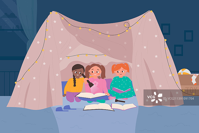 在自制帐篷里阅读童话书的可爱儿童图片素材