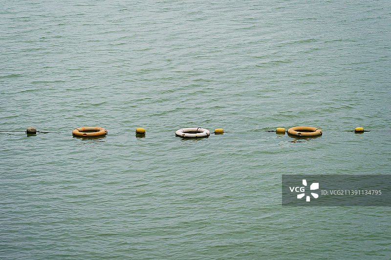 救生圈漂浮在水面上图片素材