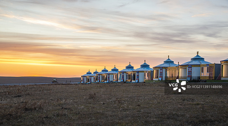 傍晚夕阳下的蒙古包图片素材