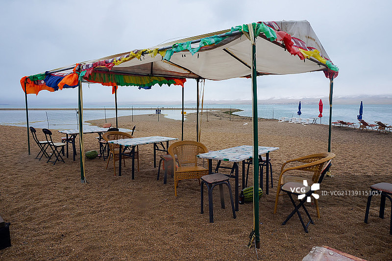 青海省青海湖二郎剑沙滩休闲棚图片素材