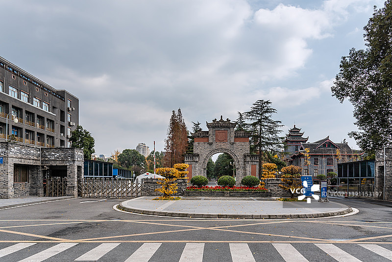 中国四川大学华西校区校门图片素材