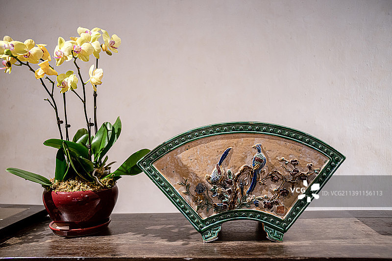 澳门著名景点世界遗产点郑家大屋内的扇形屏风和植物陈设图片素材