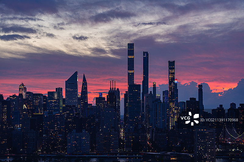 日落时分，美国长岛市多云天空下的建筑图片素材