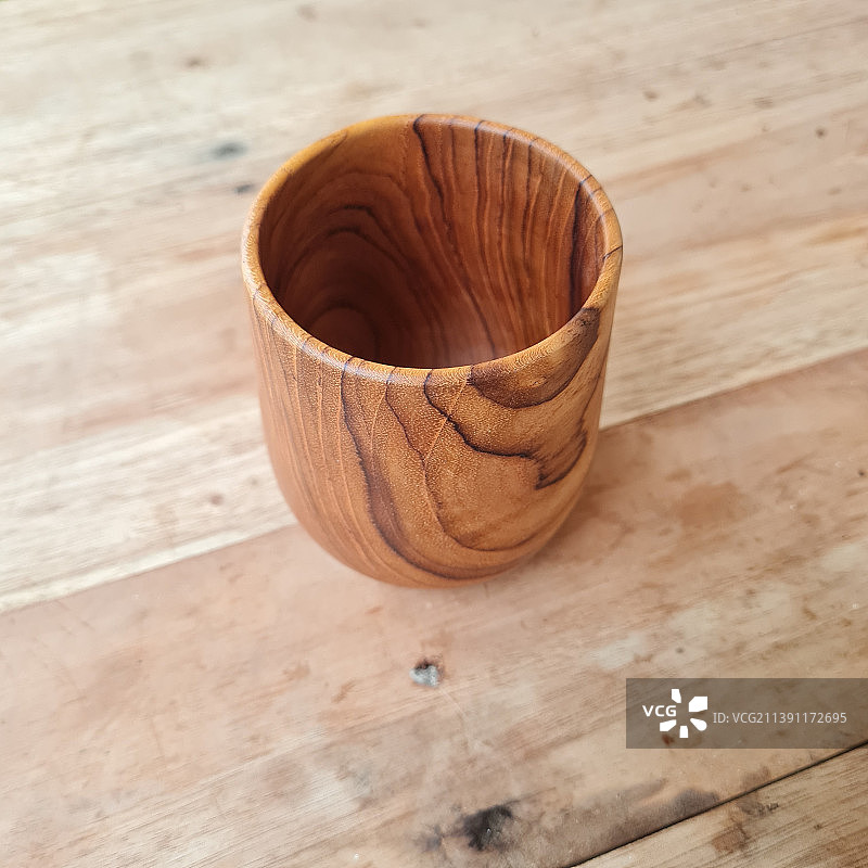 俯视：印尼日惹桌子上的木碗图片素材