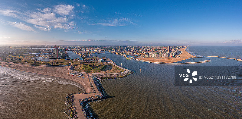 比利时奥斯坦德市港口的无人机全景图图片素材