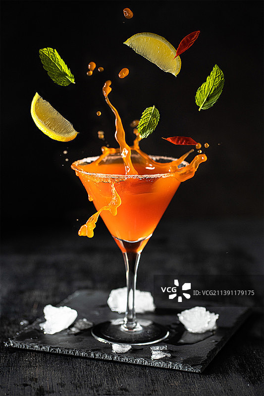 黑色背景下，桌上的饮品特写，阿拉伯联合酋长国图片素材