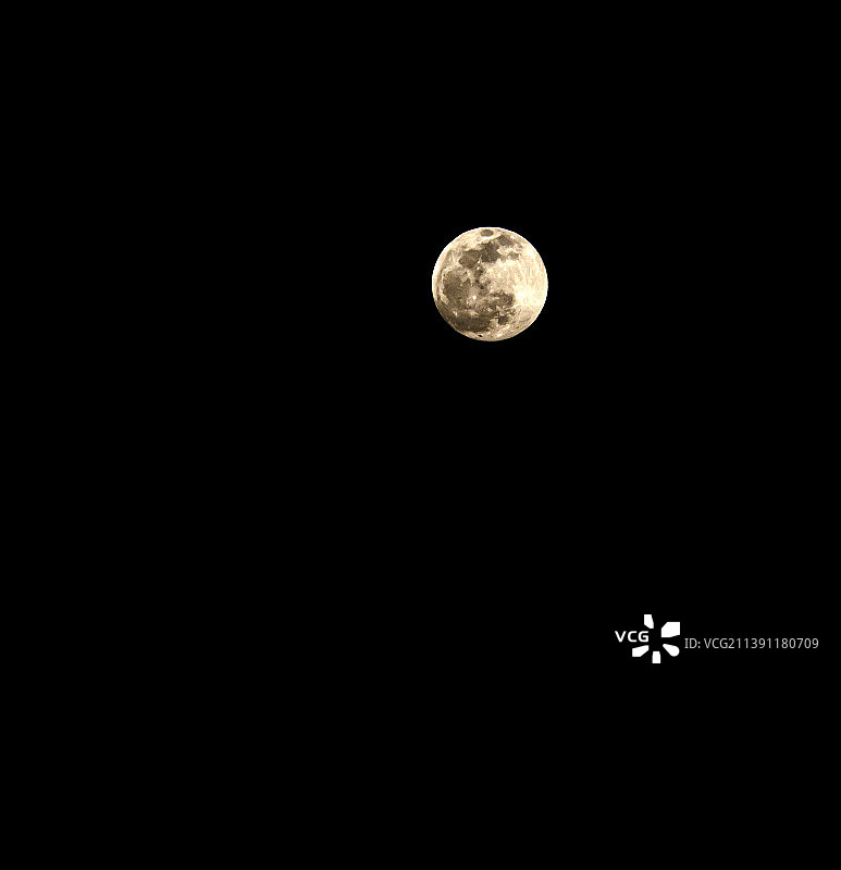 夜间印度古吉拉特邦拉杰果特的月亮低角度景观图片素材