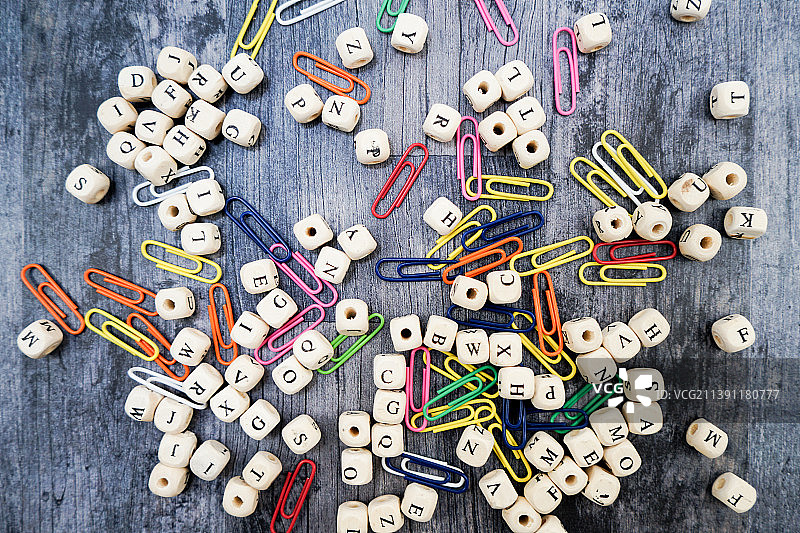 地板上的字母方块图片素材