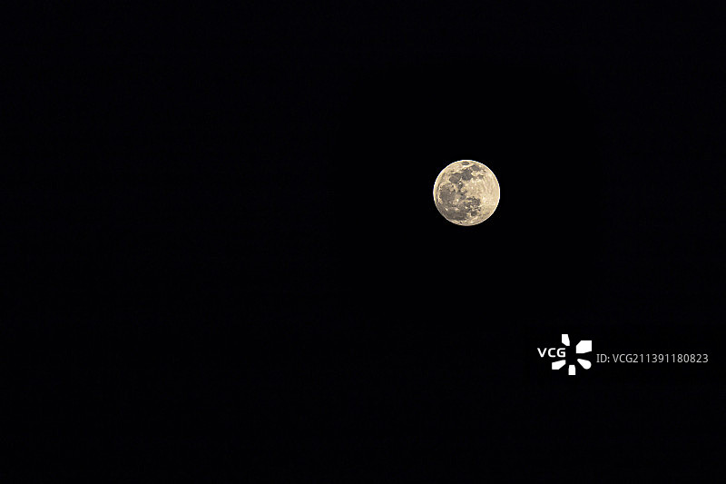 夜间印度古吉拉特邦拉杰果特的月亮低角度景观图片素材