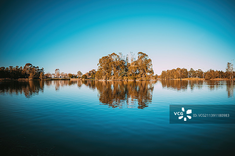 澳大利亚新南威尔士州哈灵顿公园湖蓝天湖泊风光图片素材