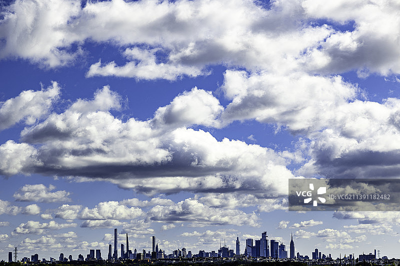 纽约多云天空下的城市全景图片素材