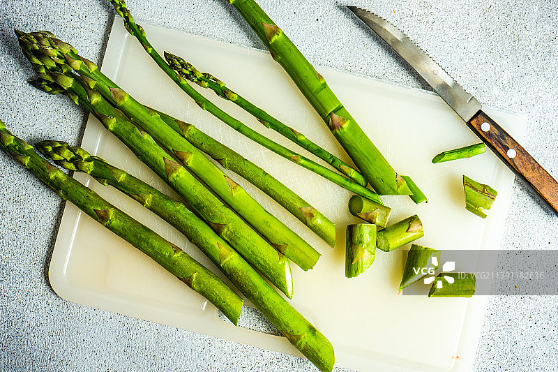 准备烹饪的新鲜芦笋图片素材