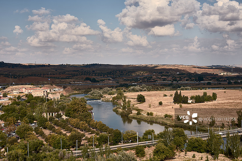 西班牙托莱多城市建筑间的河流俯视图图片素材