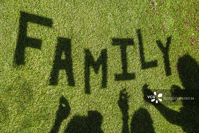 阴影字母和人物组合成单词“家庭”图片素材