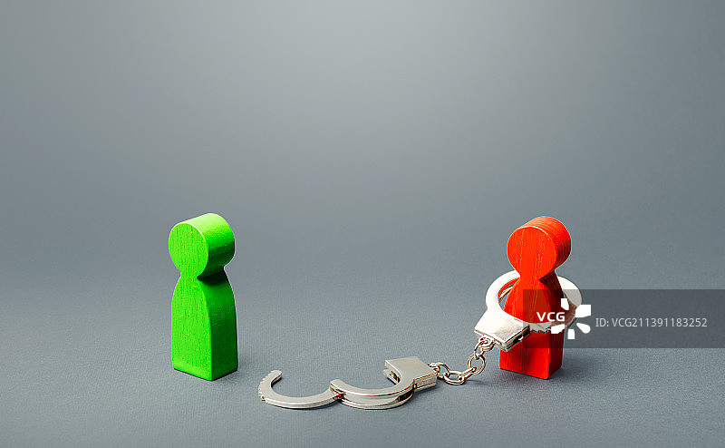 绿衣男人从红衣人的束缚中解脱图片素材