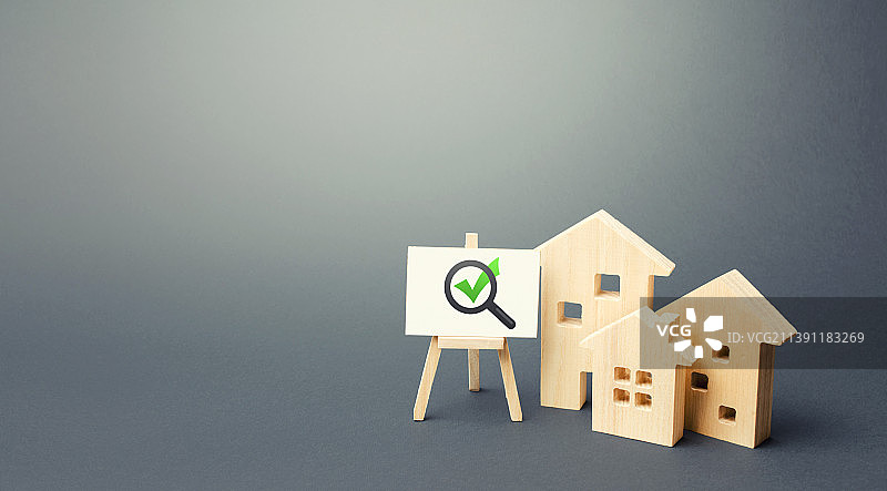 住宅楼以及带有放大镜和绿色复选标记的画架图片素材