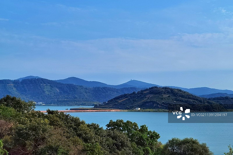 太湖里的西山岛图片素材