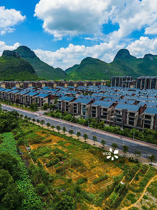 竖屏航拍桂林秀峰区琴潭区域房地产交通图片素材