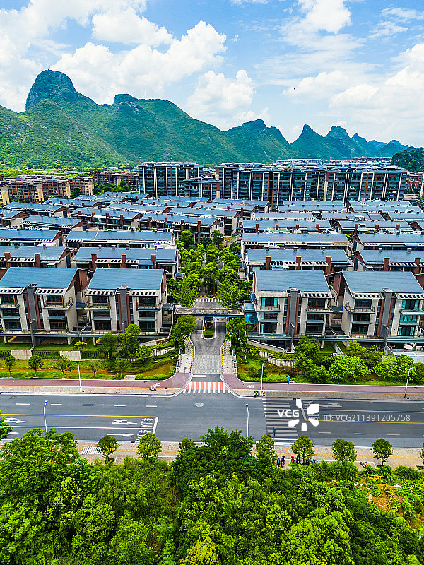 竖屏航拍桂林秀峰区琴潭区域房地产交通图片素材