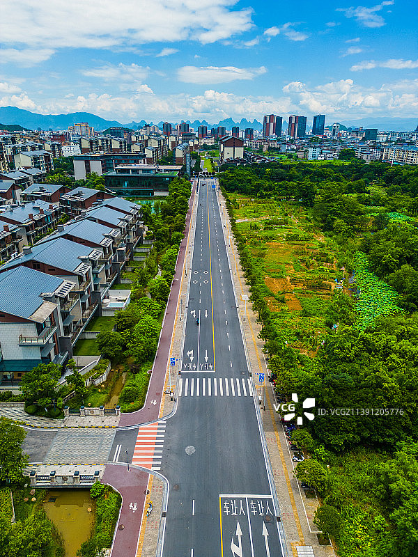 竖屏航拍桂林秀峰区琴潭区域房地产交通图片素材