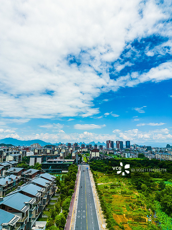 竖屏航拍桂林秀峰区琴潭区域房地产交通图片素材
