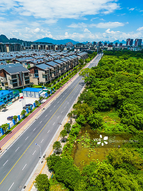 竖屏航拍桂林秀峰区琴潭区域房地产交通图片素材