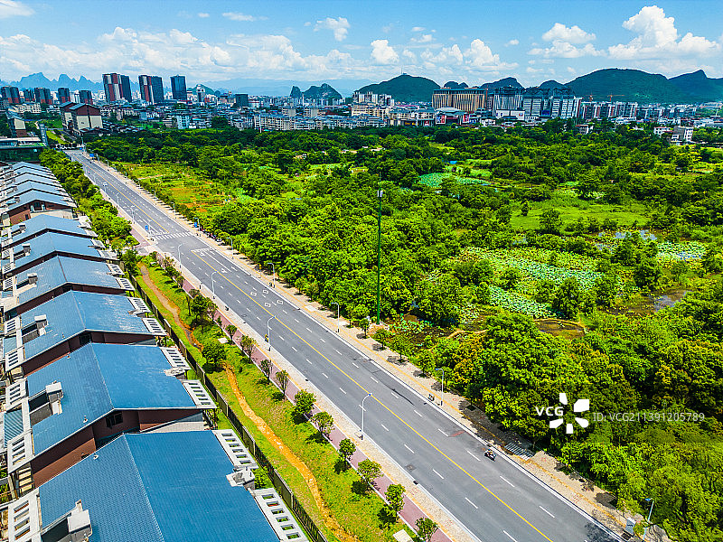 竖屏航拍桂林秀峰区琴潭区域房地产交通图片素材