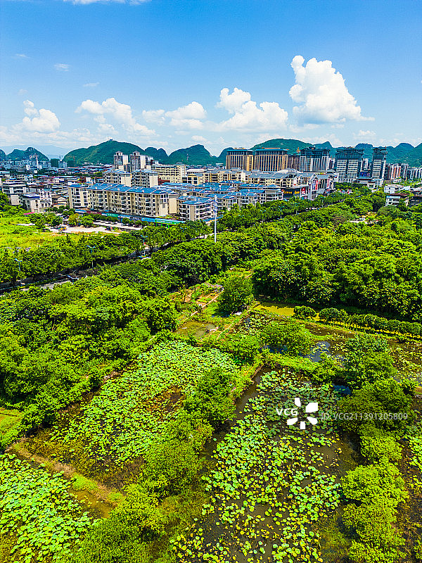 竖屏航拍桂林秀峰区琴潭区域房地产交通图片素材