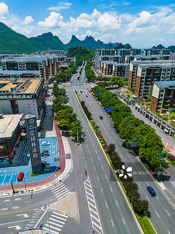 竖屏航拍桂林秀峰区琴潭区域房地产交通图片素材