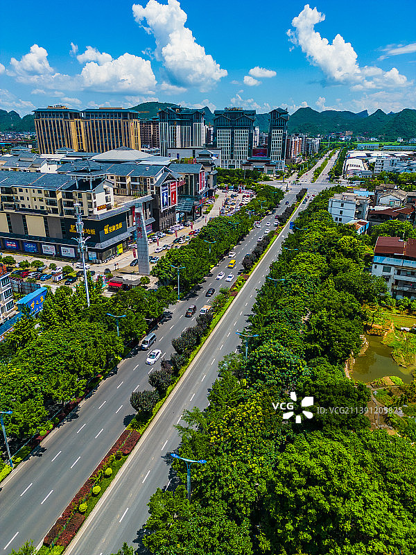 竖屏航拍桂林秀峰区琴潭区域房地产交通图片素材