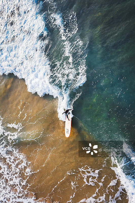 万宁日月湾，冲浪的人图片素材