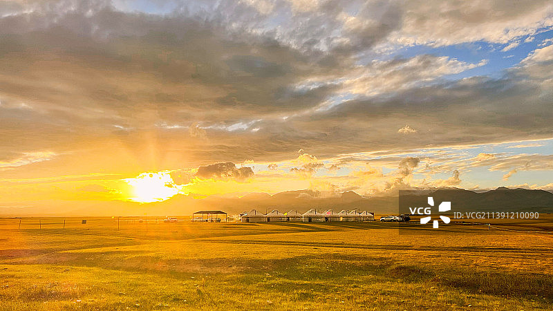 七月，金色的巴音布鲁克草原图片素材