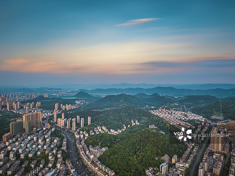 航拍视角下的城市天际线图片素材