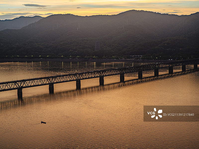 日落时钱塘江钱江一桥及六和塔的景色图片素材