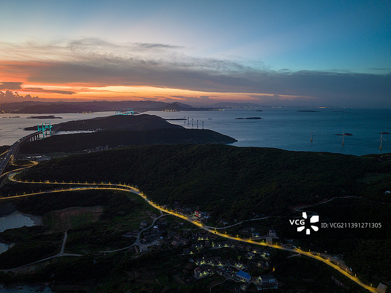 无人机视角，航拍晚霞下的平潭大练岛及平潭公铁两用大桥图片素材