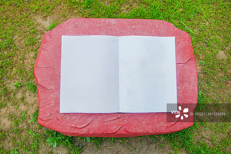 绿色草地红色石头空白书页纸张图片素材