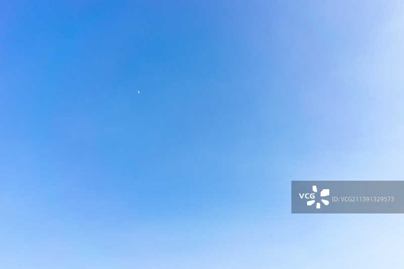 中国城市市风光拍摄主题，山东省泰安市泰山区，蓝色的天空和白天的月亮，户外白昼无人图像摄影图片素材