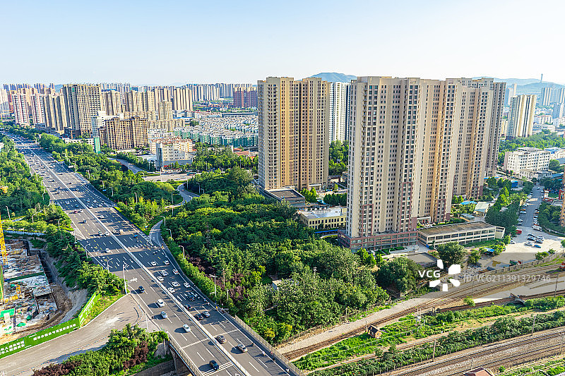 中国城市市风光拍摄主题，山东省泰安市泰山区，高架桥火车道和城市居住区，户外白昼无人图像摄影图片素材