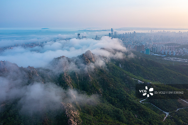 山东青岛城市平流雾图片素材