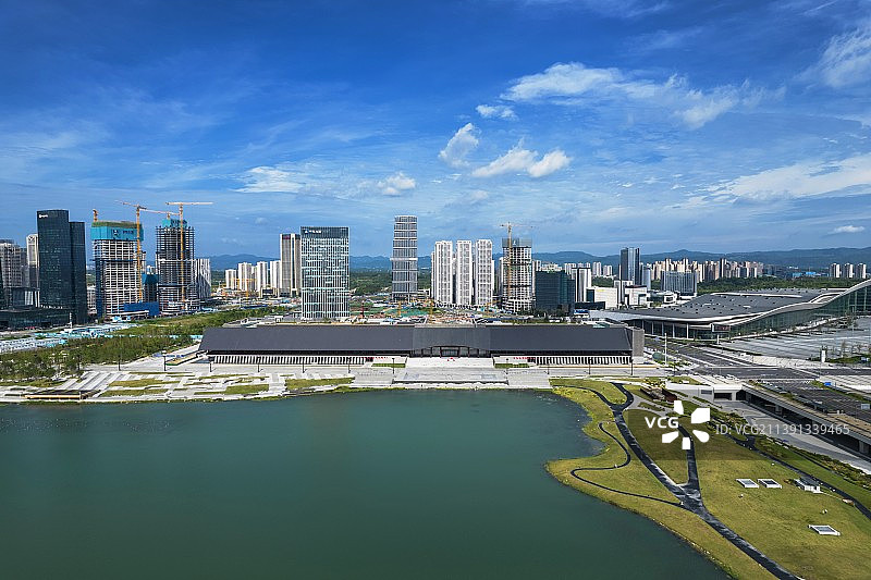 航拍晴天中的天府新区国际会议中心和秦皇湖图片素材